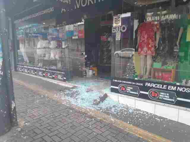 Bandidos arrombam e roubam loja no centro de Porto Velho