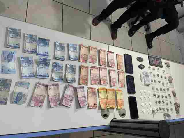 Marido foge e deixa mulher ser presa com drogas na zona leste