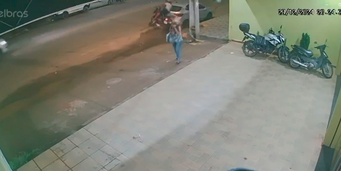 Vídeo: motociclista em fuga fica ferido após colidir moto em carro estacionado