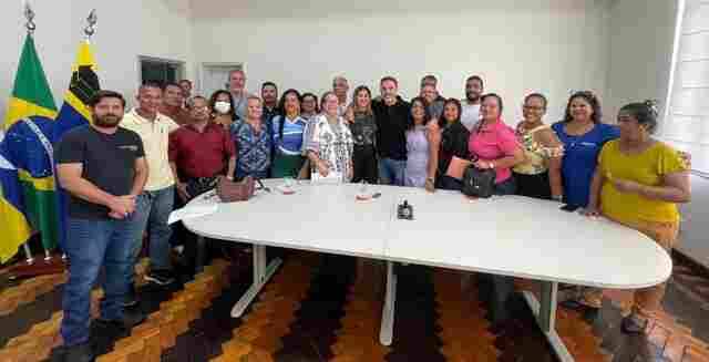 Vereadora Ellis Regina protocola Pauta de reivindicação 2025 dos servidores municipais