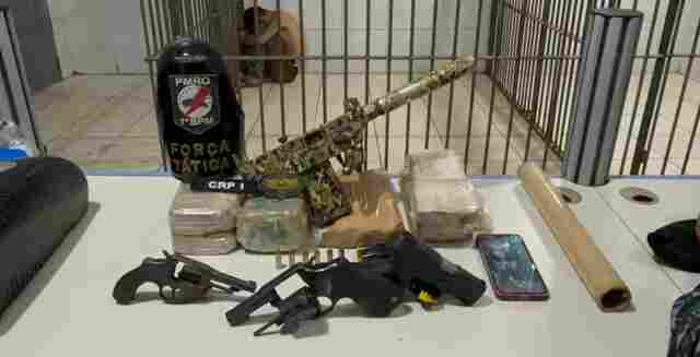 Líder de facção é preso com submetralhadora e várias outras armas; drogas também, foram apreendidas