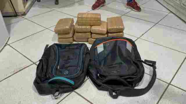 Mulher é presa com 13 tabletes de drogas em táxi na BR-364