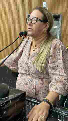 Ellis Regina parabeniza servidores municipais por mais uma conquista