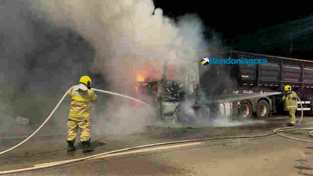 Carreta carregada com soja é atingida por incêndio em Porto Velho