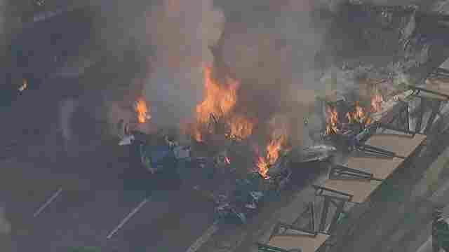 Dois corpos carbonizados são retirados de avião que caiu em São Paulo