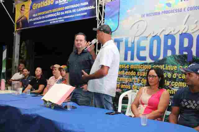 Luís do Hospital participa da inauguração da nova iluminação em Theobroma