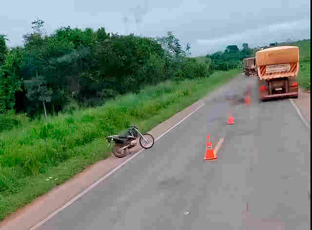 Gravíssimo acidente na BR-364 deixa corpo de homem dilacerado