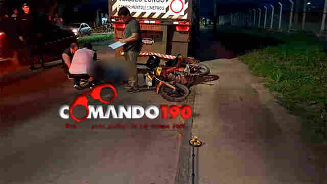 Motociclista morre após colisão contra carreta estacionada