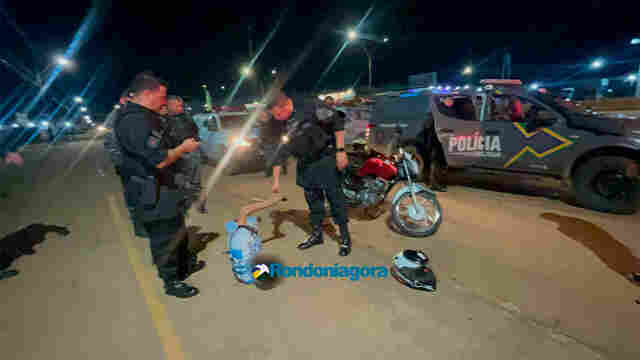Jovem ousado é preso após "empinar" moto na frente de viatura da PM