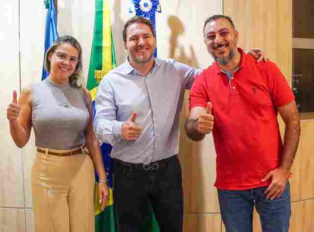 Alex Redano assina emenda de R$ 2,1 milhões para compra de ônibus leito e contêiner para Ariquemes