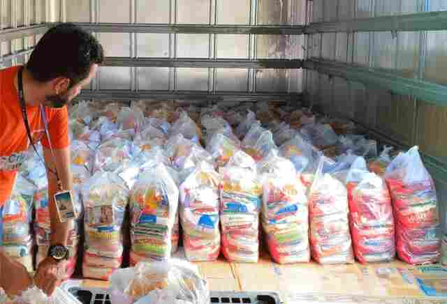 Governo entrega cestas básicas e fardos de água para comunidades atingidas por enchentes em Porto Velho, Machadinho e Costa Marques
