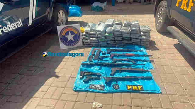 PRF e Receita Federal descobrem 240 kg de drogas e armas de grosso calibre em caminhão apreendido