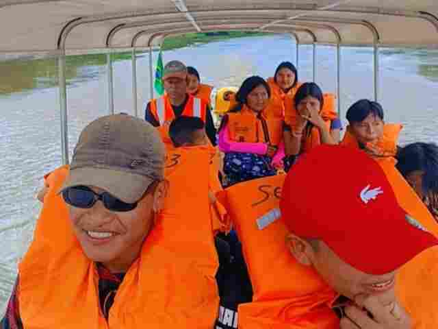 Comunidade indígena de São Miguel do Guaporé recebe lancha para transporte escolar