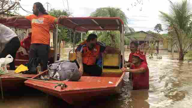 Governo do estado entrega cestas básicas e água a moradores atingidos pela cheia do Madeira
