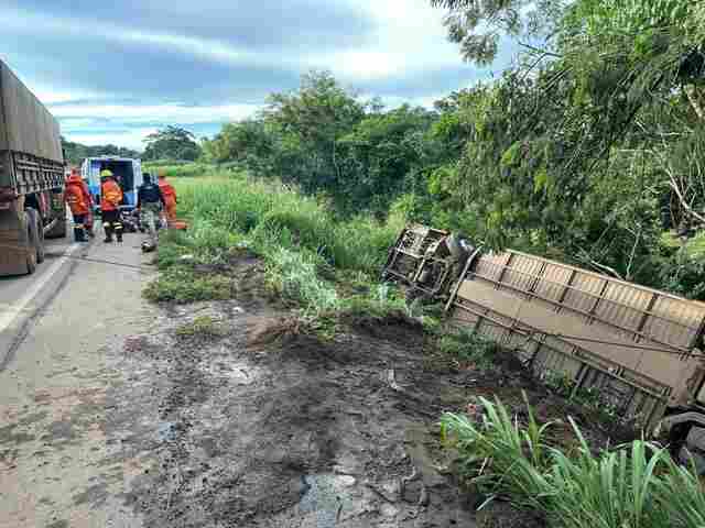 Ônibus tomba na BR-364 e deixa passageiros gravemente feridos