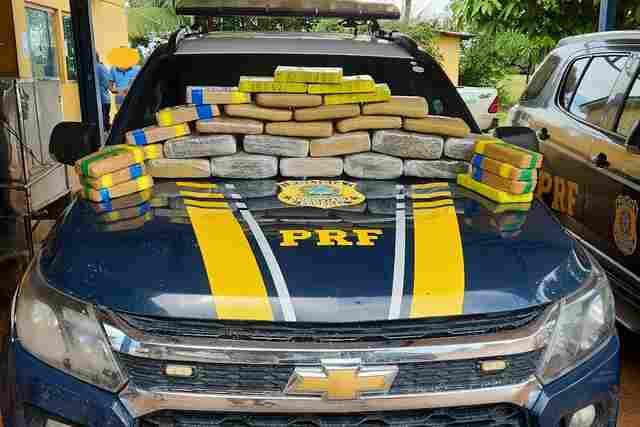 PRF prende casal e apreende mais de 35 kg de drogas em ônibus que seguia para Ji-Paraná
