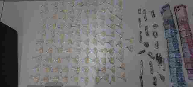 PM prende dois e apreende drogas e material para embalar entorpecente