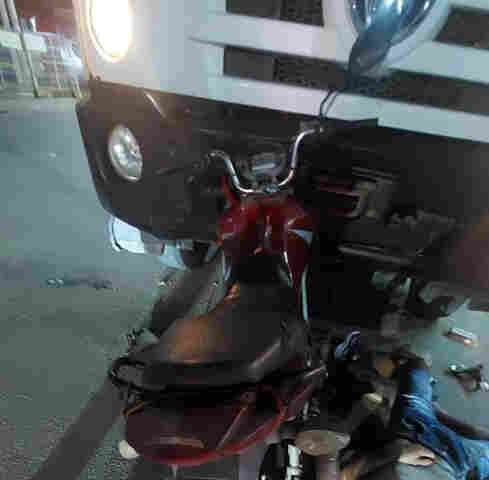 Motociclista fica ferido após colisão com caminhão parado na zona sul de Porto Velho
