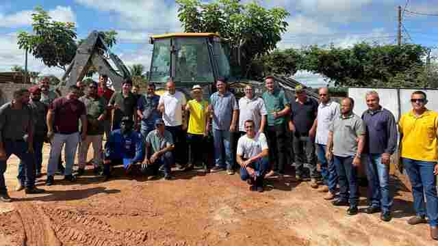 Na Zona da Mata, senador Jaime Bagattoli entrega máquina agrícola e ouve demandas dos produtores de café