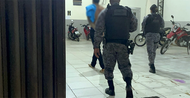 Monitorado por tornozeleira, homem é preso por agredir companheira no Orgulho do Madeira