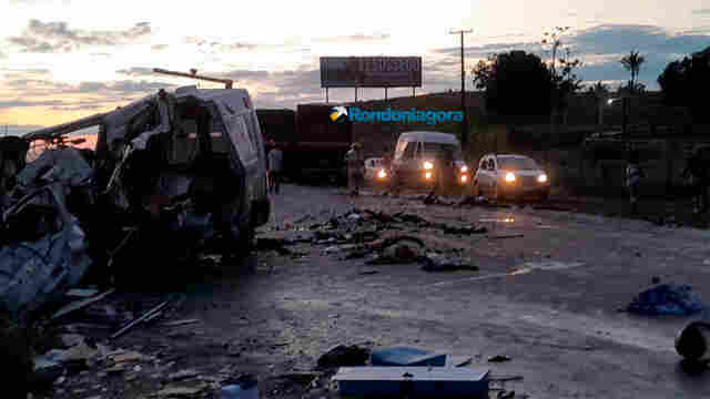 Grávida e outras três pessoas morrem em colisão entre ambulância e carreta na BR-364