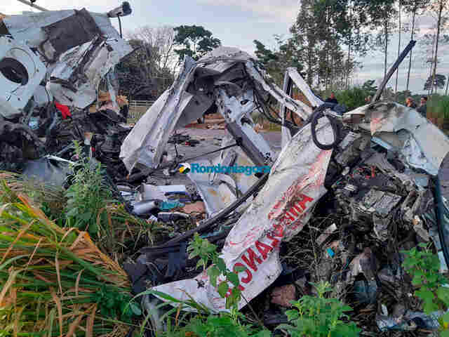 Fotos e vídeo: ambulância ficou totalmente destruída após colisão com quatro mortos na BR-364
