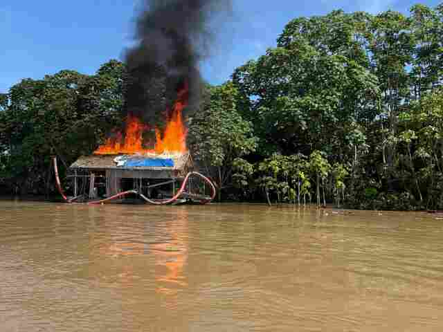 Três embarcações são destruídas nesta sexta-feira durante operação da PF no rio Madeira