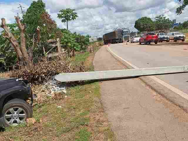 Motorista abandona caminhonete após colidir contra poste na Estrada da Penal, em Porto Velho