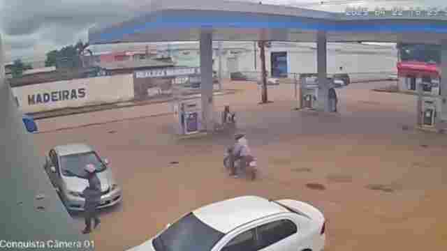 Vídeo: empresária é assaltada por dupla armada em posto de combustíveis na capital Porto Velho