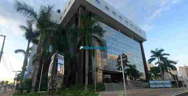 Justiça nega pedido de morador para retirada de poste da frente da garagem