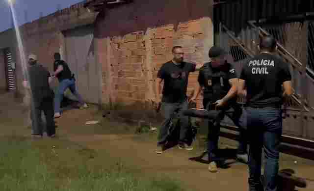 Vídeo: dois são presos por assassinato de casal; mulher deixou facção e seguiu para outra