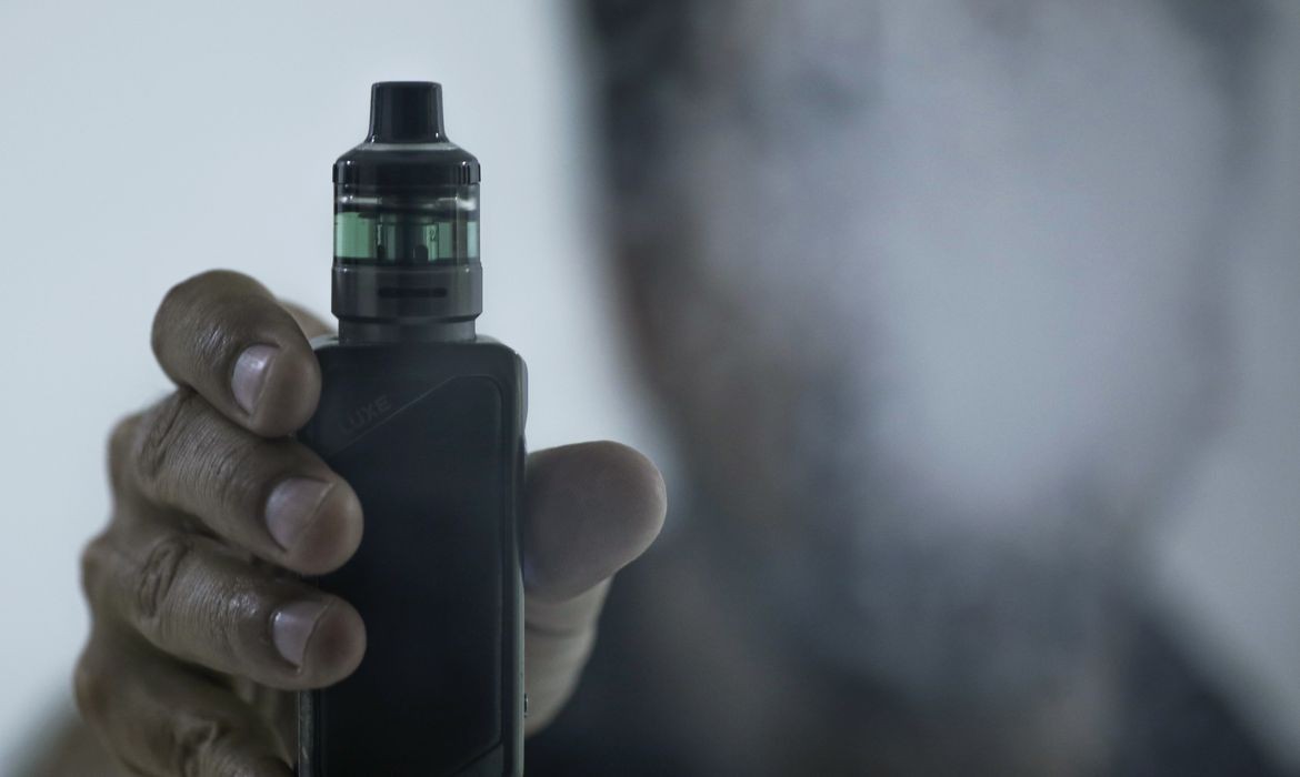 Plataformas digitais devem remover propagandas de cigarros eletrônicos