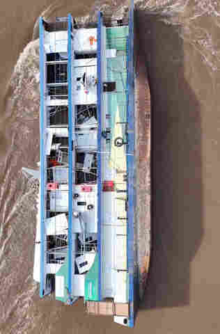 Vídeo: barco Walter Bártolo tomba no rio Mamoré; não há vítimas