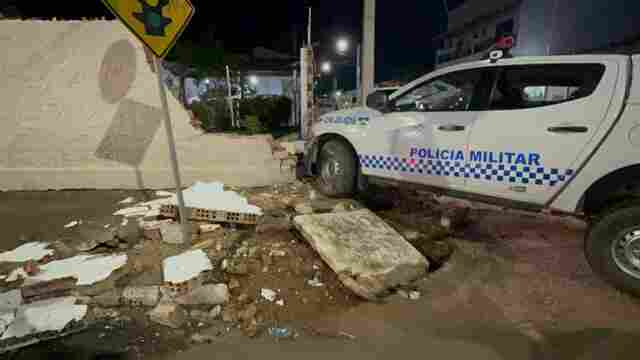 Viatura da PM se envolve em acidente e derruba muro de residência na zona leste