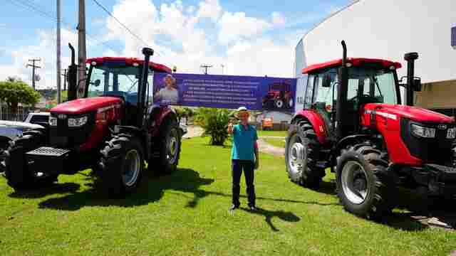 Atendendo a pedido de agricultores, senador Jaime Bagattoli entrega tratores em Governador Jorge Teixeira