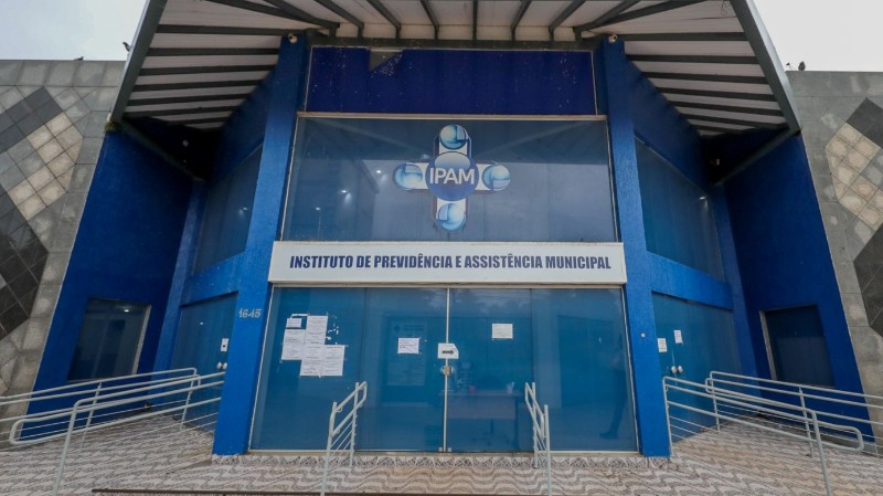 Léo Moraes propõe aumento de cargos e salários para comissionados no IPAM; Sindeprof reage