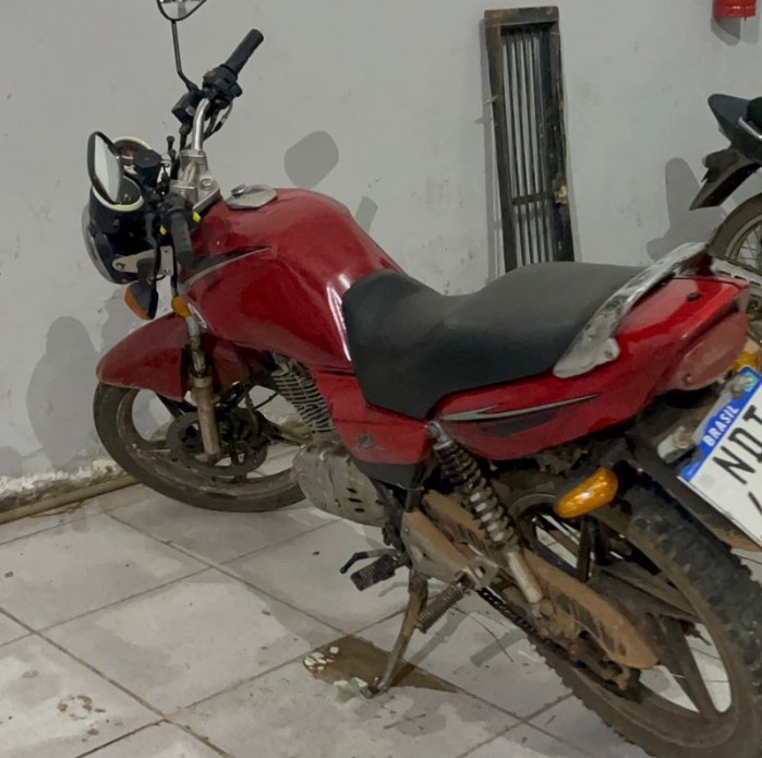 PM apreende moto ao investigar se facção estaria coagindo moradores e guardando produtos roubados em condomínio