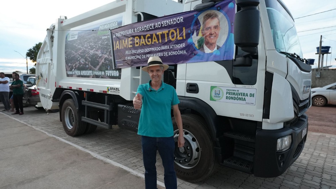 Para reforçar o saneamento básico, senador Jaime Bagattoli entrega caminhão compactador em Primavera de Rondônia