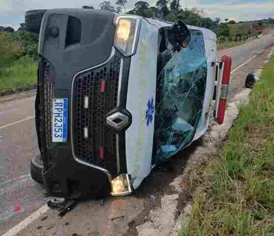 Ambulância capota com paciente em curva na RO-133