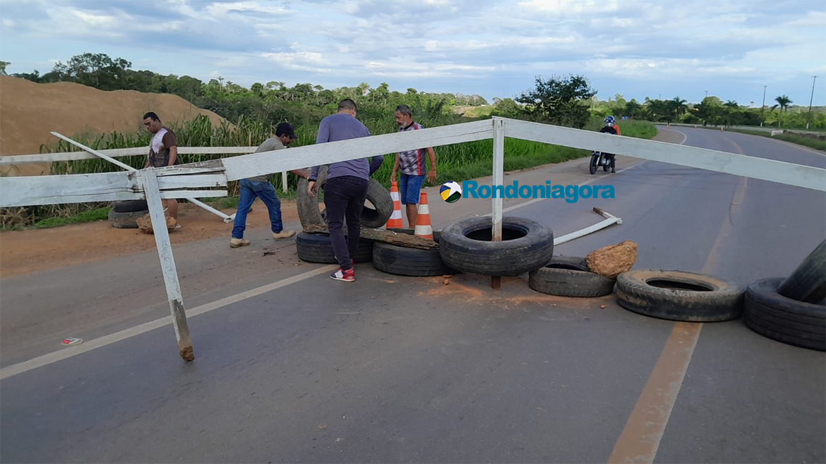 Moradores fecham a BR-364, protestam contra areal em Candeias do Jamari e denunciam rachaduras em casas
