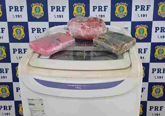 PRF encontra 5 kg de maconha escondidos em máquina de lavar em ônibus na BR-364