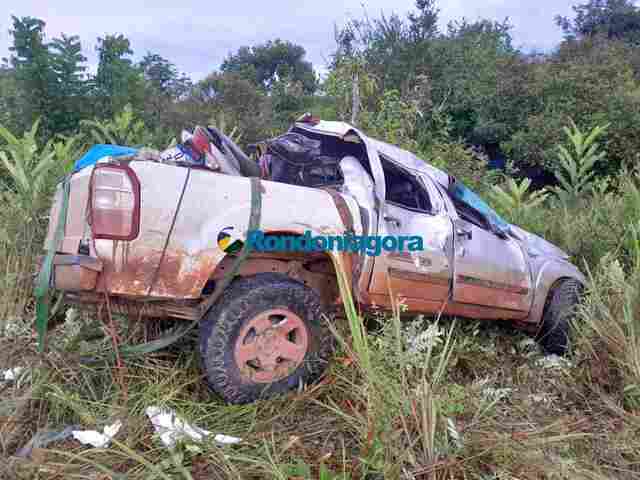 Capotamento na BR-319 deixa dois mortos e um ferido grave