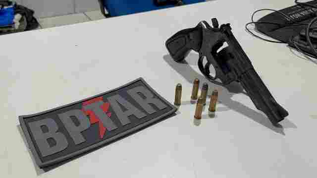 Homem reage a prisão após ser flagrado com arma