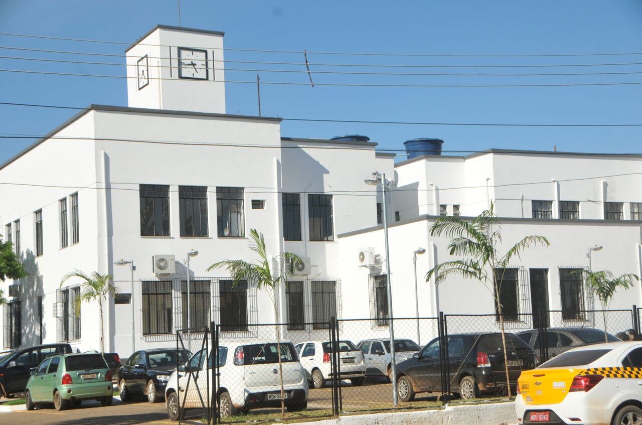 Gestão Léo fala em “fake news”, mas não explica pressa na contratação, retirada do sistema eletrônico e empenho imediato de R$ 8 milhões