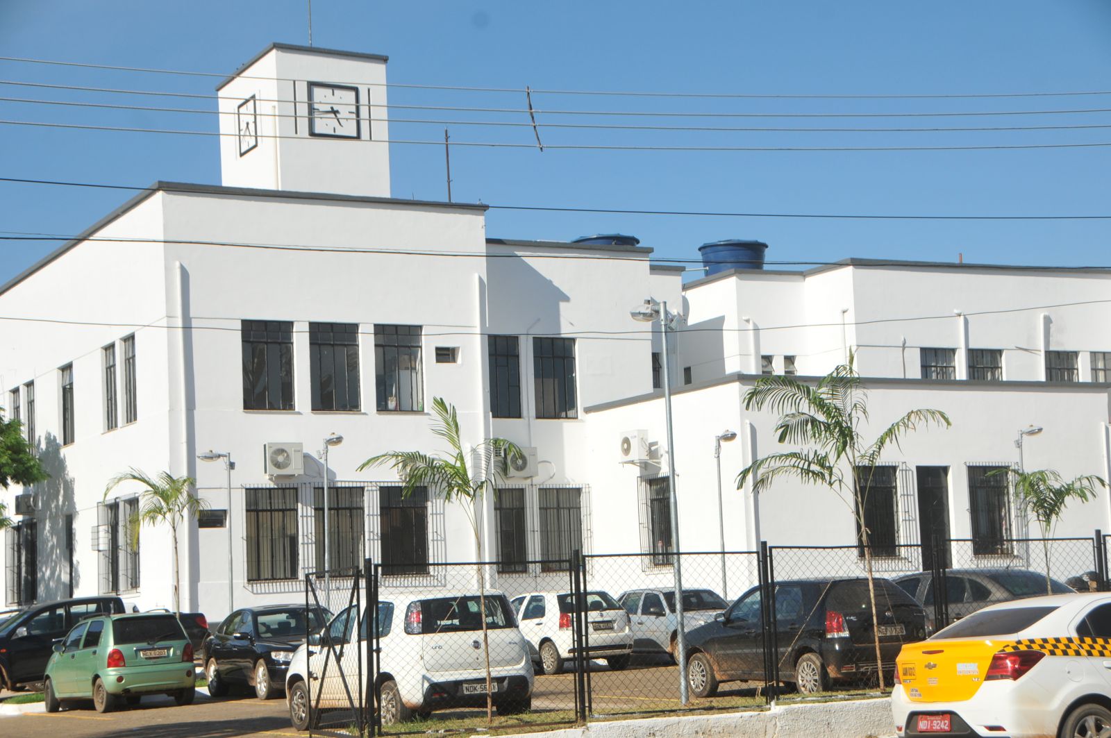 Gestão Léo fala em “fake news”, mas não explica pressa na contratação, retirada do sistema eletrônico e empenho imediato de R$ 8 milhões 