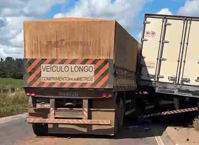 Acidente entre três caminhões deixa um morto na BR-364