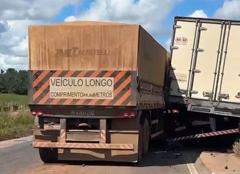Acidente entre três caminhões deixa um morto na BR-364