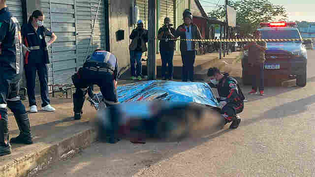 Homem é assassinado a tiros em cima de moto no centro de Porto Velho