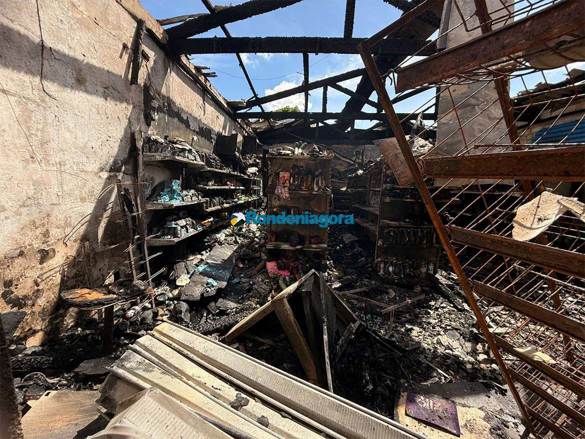 Vídeo: incêndio destrói mercadinho na zona sul de Porto Velho
