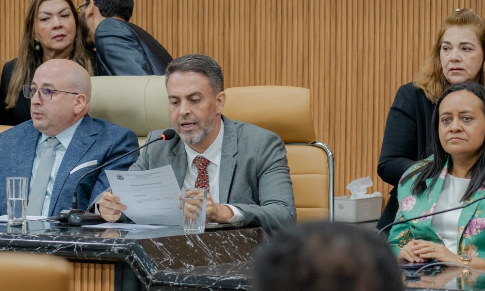 O incrível Léo Mãos de Tesoura: quando o prefeito copia, cola e surta